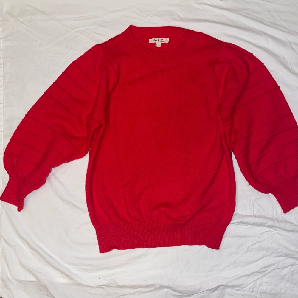 Vine & Love, red sweater with ribbed sleeves